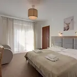 Bezowy I Nowoczesny Sun Seasons 24 W Szklarskiej Porebie By Renters